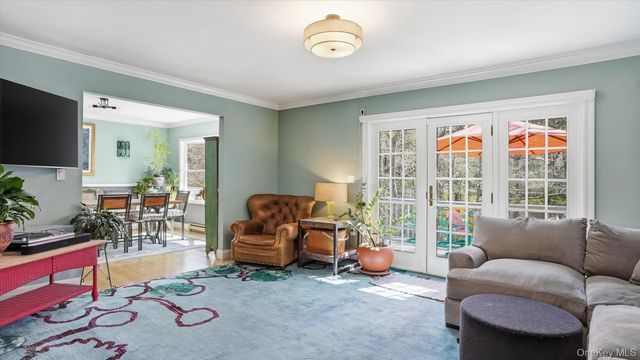 18 Beaver Lane W, Westhampton, NY 11977