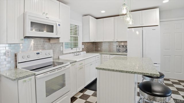 18 Beaver Lane W, Westhampton, NY 11977