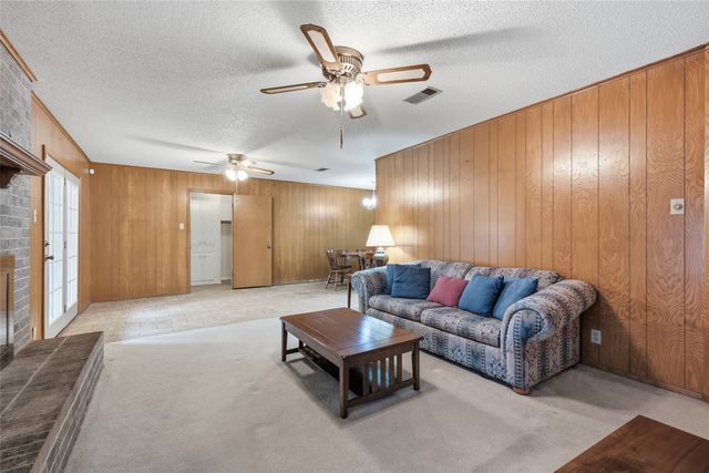809 Donna Drive, Hurst, TX 76053