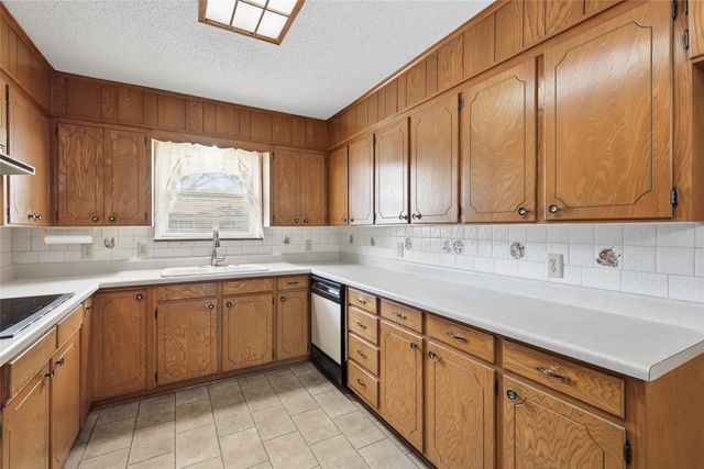 809 Donna Drive, Hurst, TX 76053
