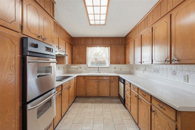 809 Donna Drive, Hurst, TX 76053