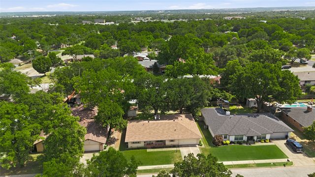 809 Donna Drive, Hurst, TX 76053