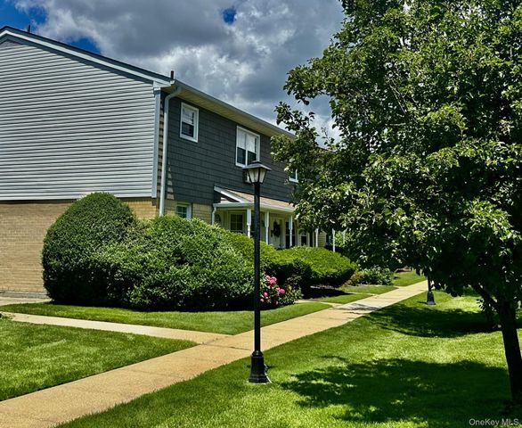 3922 Wilshire Lane H, Oakdale, NY 11796