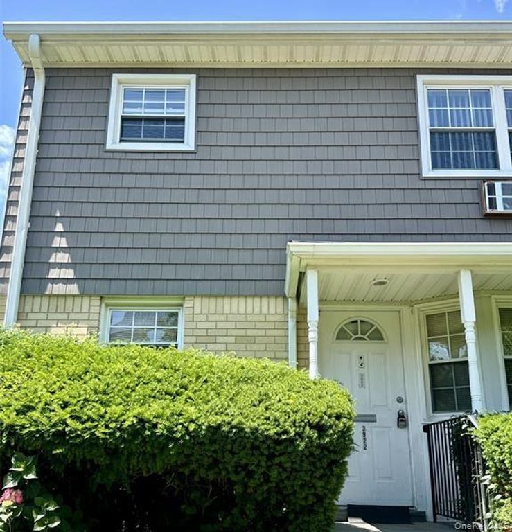3922 Wilshire Lane H, Oakdale, NY 11796