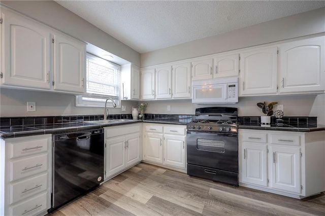 7745 W 154th Terrace, Overland Park, KS 66223