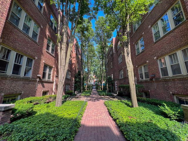 219 N Oak Park Avenue 1W, Oak Park, IL 60302