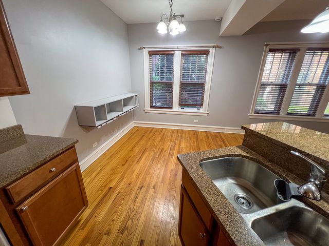 219 N Oak Park Avenue 1W, Oak Park, IL 60302
