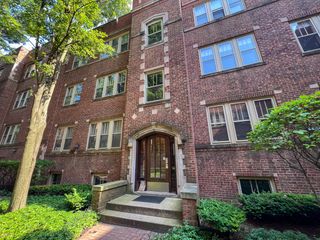 219 N Oak Park Avenue 1W, Oak Park, IL 60302