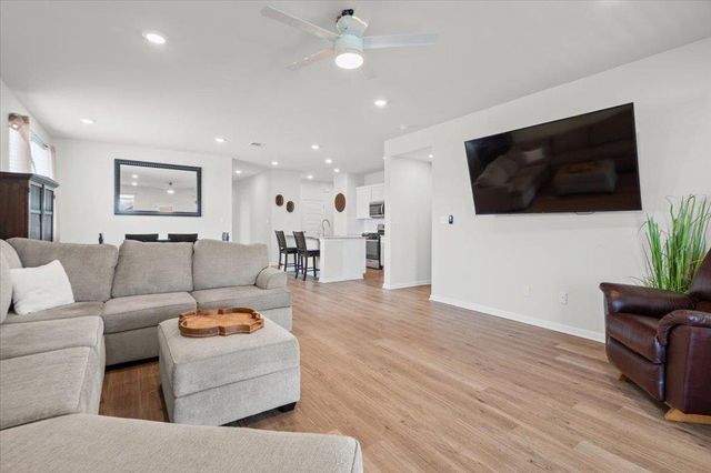 158 Gullivers DR, Elgin, TX 78621