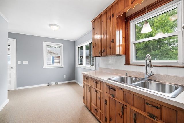 21 Lafayette St, Amesbury, MA 01913