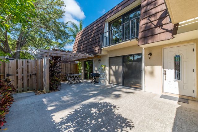 717 7TH Lane, Palm Beach Gardens, FL 33418