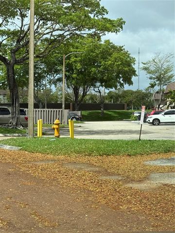 860 NE 207th Ter 8-106, Miami, FL 33179