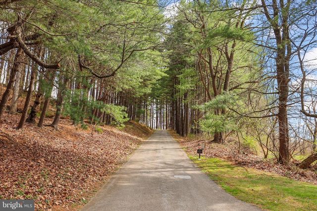 15 MAPLE GROVE RD, Hanover, PA 17331