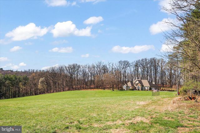 15 MAPLE GROVE RD, Hanover, PA 17331