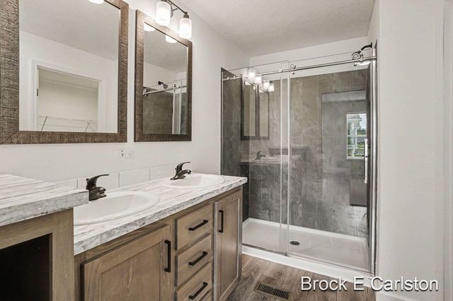 1283 E Ellis Road 27, Norton Shores, MI 49441