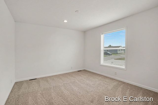 1283 E Ellis Road 27, Norton Shores, MI 49441