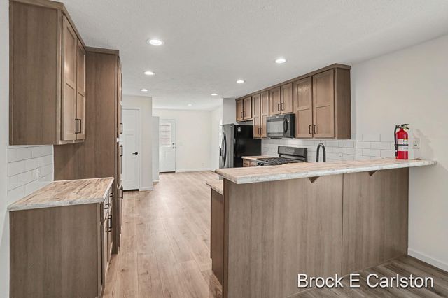 1283 E Ellis Road 27, Norton Shores, MI 49441