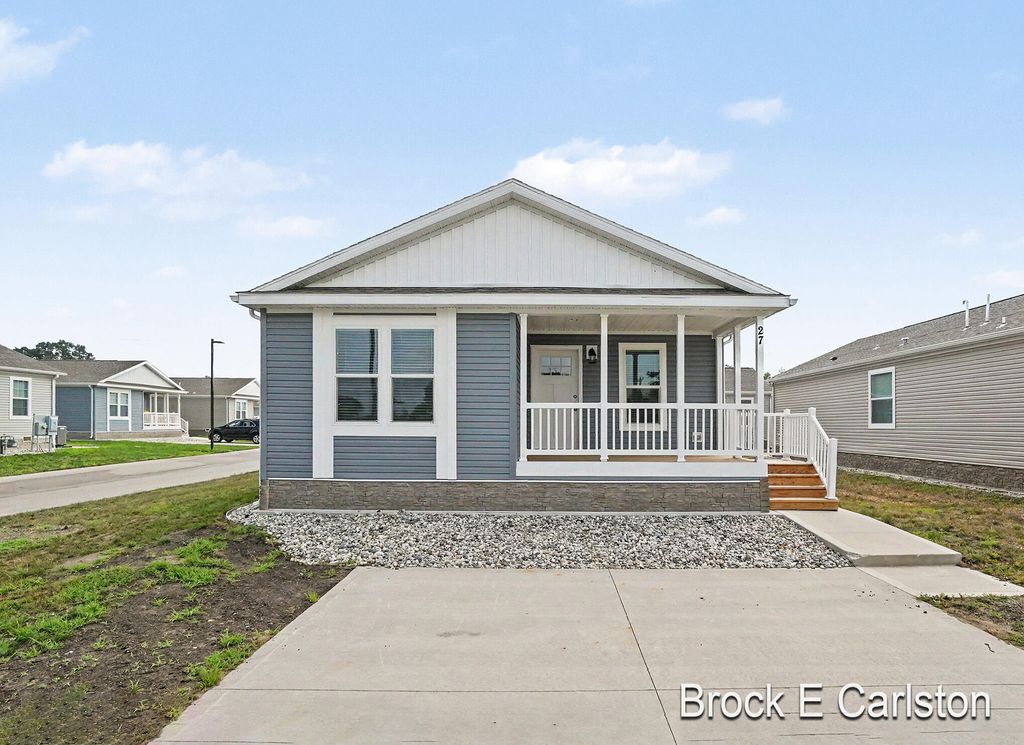 1283 E Ellis Road 27, Norton Shores, MI 49441