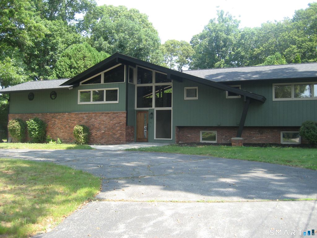 10 Royal Oaks Drive, Norwich, CT 06360