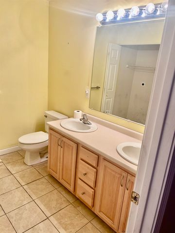 25 Shadowbrook Drive B, Hudson, NH 03051