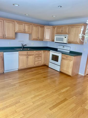 25 Shadowbrook Drive B, Hudson, NH 03051