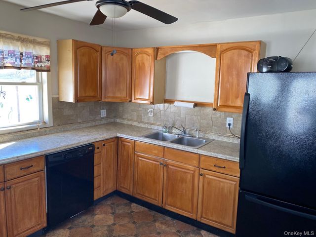 9 Beechwood Drive, Shirley, NY 11967