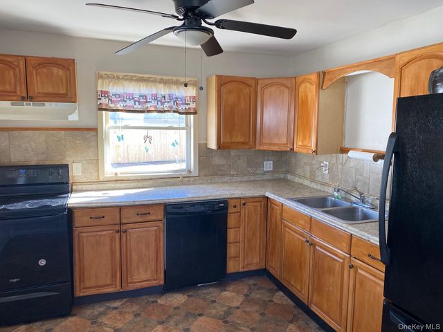 9 Beechwood Drive, Shirley, NY 11967