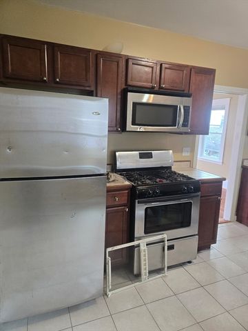 53 Groveland St, Lynn, MA 01902