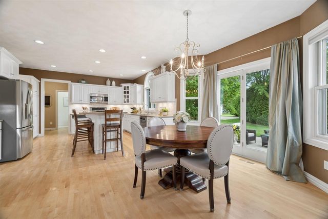 208 E APPLE CREEK ROAD, Appleton, WI 54913