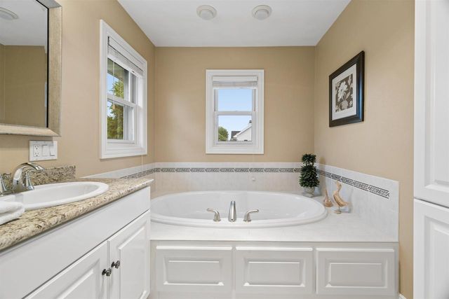 208 E APPLE CREEK ROAD, Appleton, WI 54913