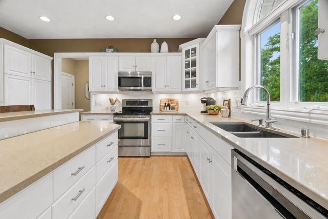 208 E APPLE CREEK ROAD, Appleton, WI 54913