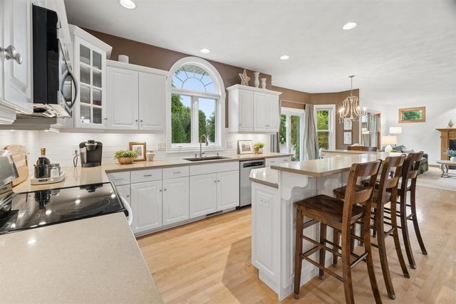 208 E APPLE CREEK ROAD, Appleton, WI 54913
