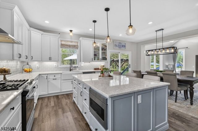 15 Sweney Ct, Hillsborough Twp., NJ 08844