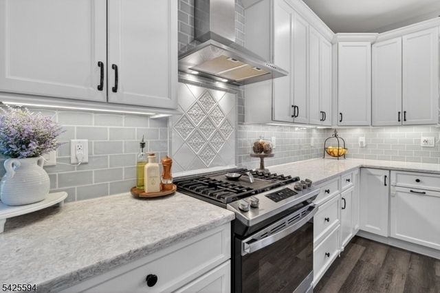 15 Sweney Ct, Hillsborough Twp., NJ 08844