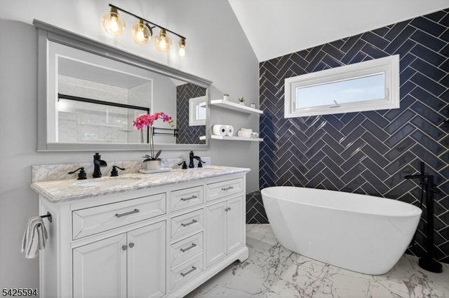 15 Sweney Ct, Hillsborough Twp., NJ 08844