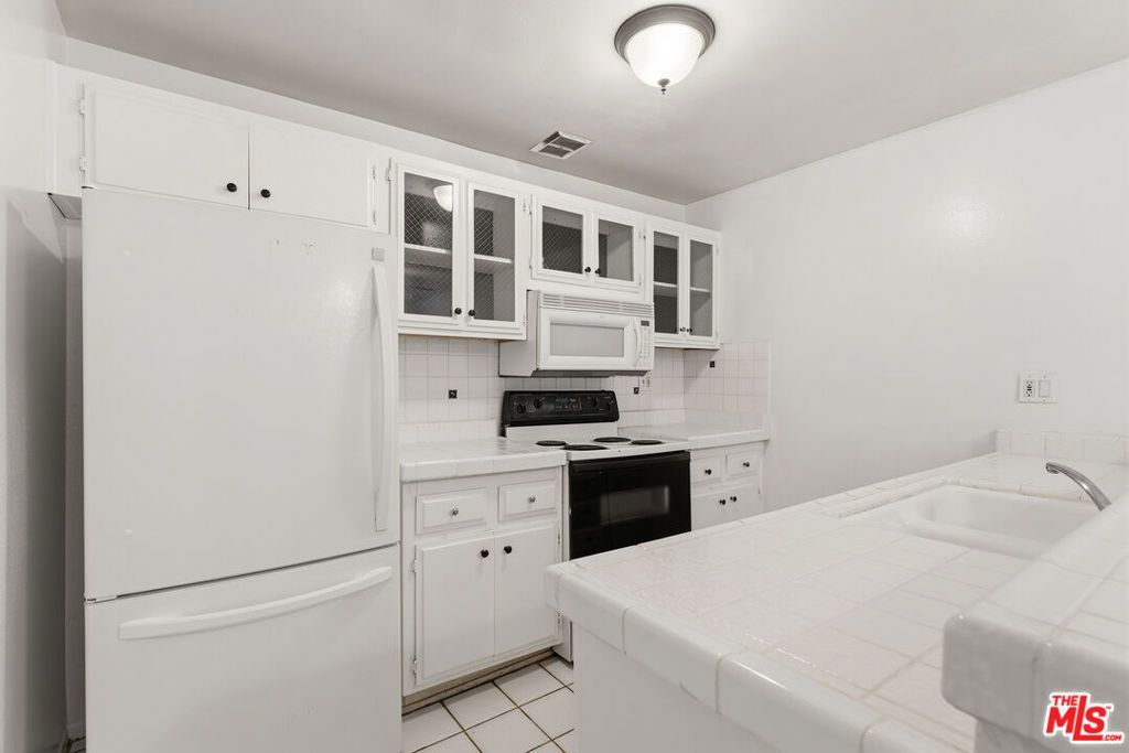 5414 Newcastle Avenue 19, Los Angeles, CA 91316 — photo 2