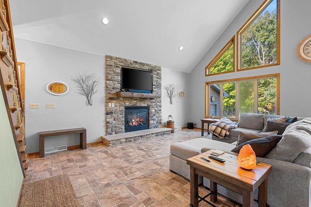 2277 J EDWARD COURT, Suamico, WI 54313