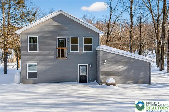 1073 Westside Drive, Newfoundland, PA 18445