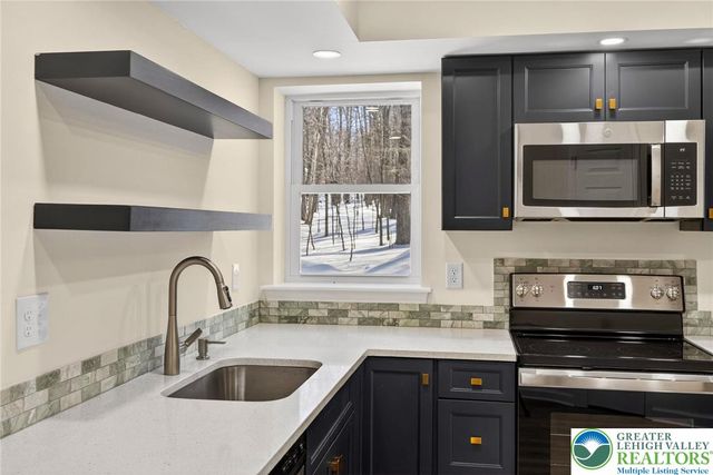 1073 Westside Drive, Newfoundland, PA 18445