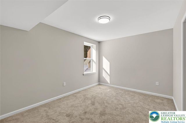 1073 Westside Drive, Newfoundland, PA 18445