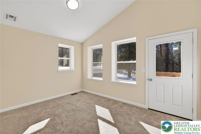 1073 Westside Drive, Newfoundland, PA 18445