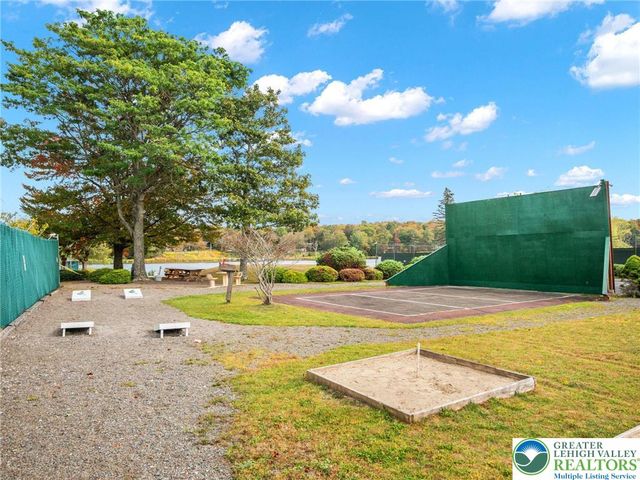 1073 Westside Drive, Newfoundland, PA 18445