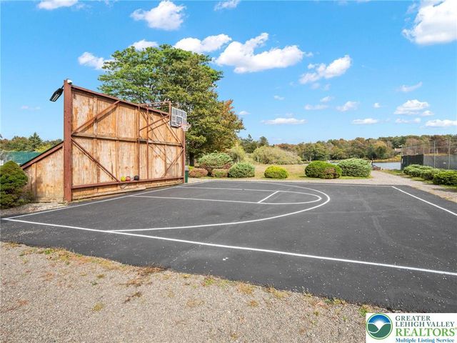 1073 Westside Drive, Newfoundland, PA 18445