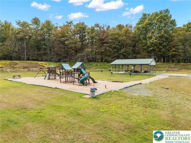 1073 Westside Drive, Newfoundland, PA 18445