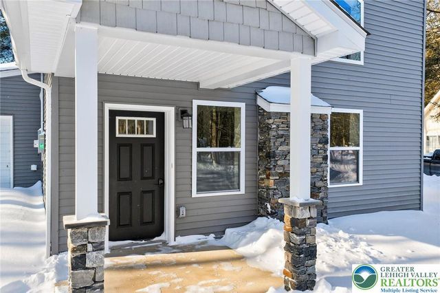 1073 Westside Drive, Newfoundland, PA 18445