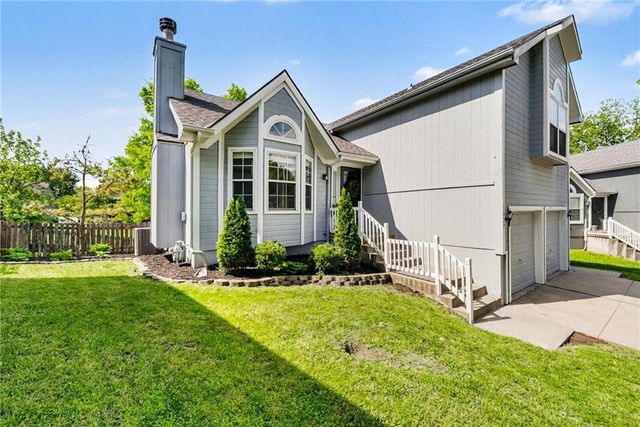 1127 Cardinal Drive, Liberty, MO 64068