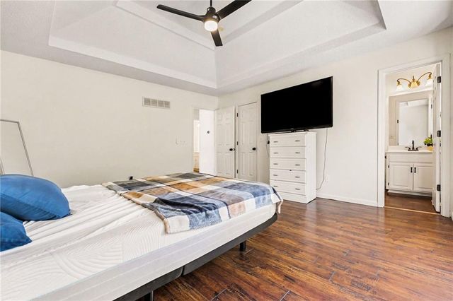 1127 Cardinal Drive, Liberty, MO 64068