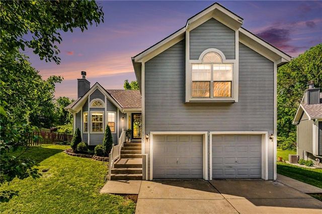 1127 Cardinal Drive, Liberty, MO 64068