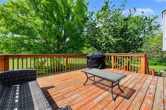 1127 Cardinal Drive, Liberty, MO 64068