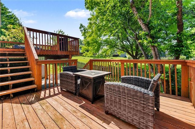 1127 Cardinal Drive, Liberty, MO 64068